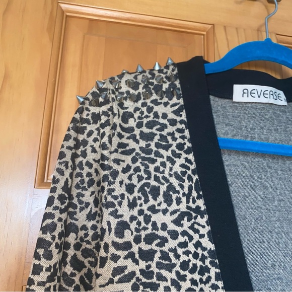 Cheetah studded shoulder cardigan type sweater - Picture 2 of 4
